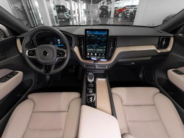 Volvo XC60 II Рестайлинг 2 с пробегом 2025 года, цена 7 450 000 рублей, 633 км, внедорожник, Автокод Объявления