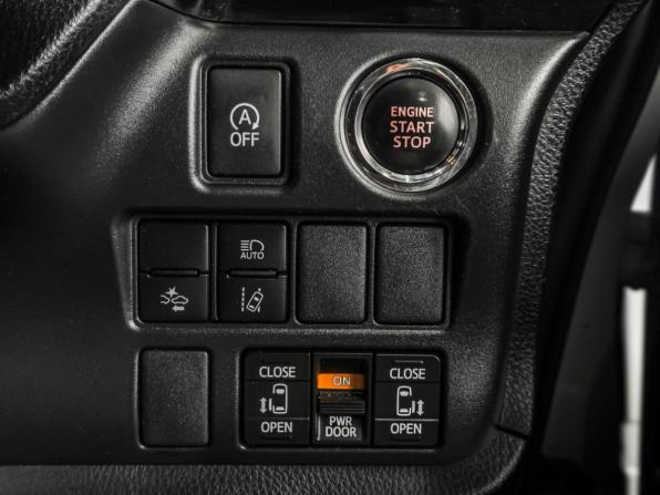 Toyota Noah III (R80) Рестайлинг с пробегом 2017 года, цена 2 370 000 рублей, 103175 км, минивэн, Автокод Объявления