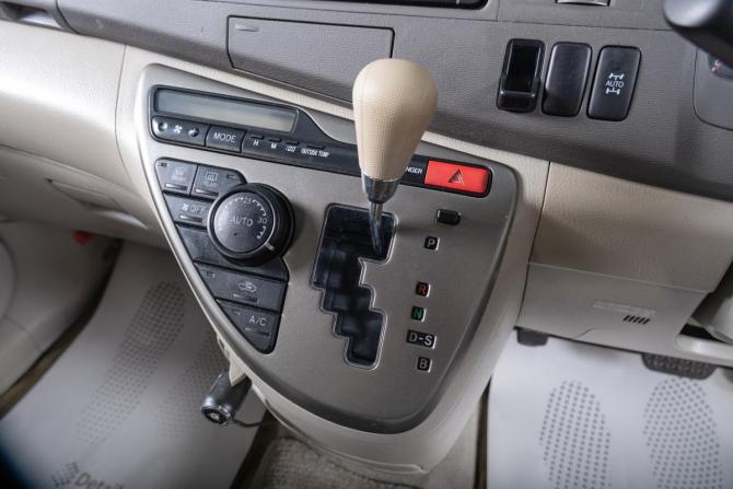 Toyota ISis I Рестайлинг с пробегом 2009 года, цена 1 229 000 рублей, 135000 км, компактвэн, Автокод Объявления