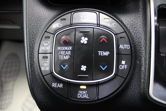 Toyota Voxy III (R80) с пробегом 2016 года, цена 2 085 000 рублей, 98976 км, минивэн, Автокод Объявления