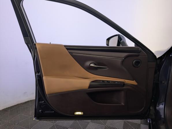 Lexus ES VII с пробегом 2019 года, цена 3 100 000 рублей, 155705 км, седан, Автокод Объявления
