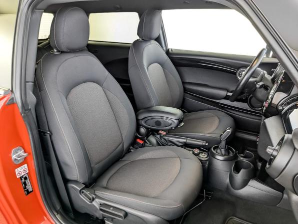Mini Hatch III (F55/F56) Рестайлинг с пробегом 2021 года, цена 2 550 000 рублей, 66313 км, хэтчбек, Автокод Объявления
