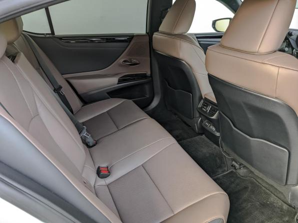 Lexus ES VII Рестайлинг с пробегом 2023 года, цена 4 525 000 рублей, 25601 км, седан, Автокод Объявления