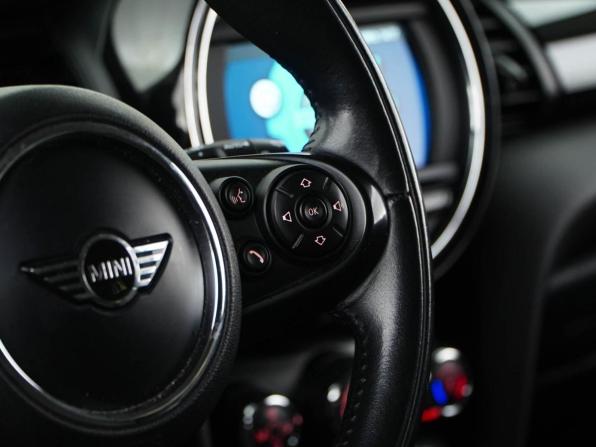 Mini Hatch III (F55/F56) Рестайлинг с пробегом 2018 года, цена 2 077 077 рублей, 99528 км, хэтчбек, Автокод Объявления
