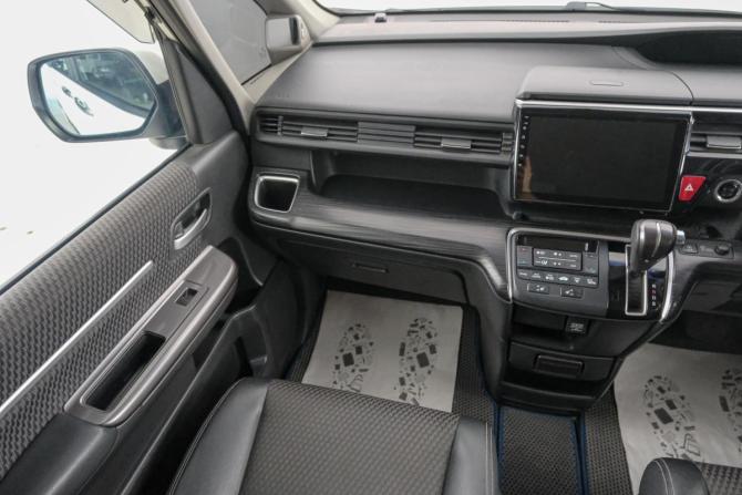 Honda Stepwgn V с пробегом 2015 года, цена 1 989 000 рублей, 185000 км, минивэн, Автокод Объявления