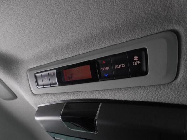 Toyota Esquire I с пробегом 2016 года, цена 2 335 000 рублей, 130174 км, минивэн, Автокод Объявления