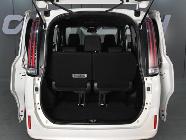 Toyota Noah III (R80) Рестайлинг с пробегом 2018 года, цена 2 669 000 рублей, 147529 км, минивэн, Автокод Объявления