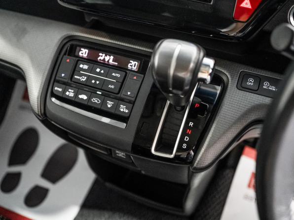 Honda Stepwgn V Рестайлинг с пробегом 2017 года, цена 2 230 000 рублей, 79007 км, минивэн, Автокод Объявления