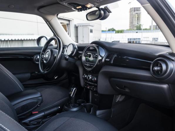 Mini Hatch III (F55/F56) Рестайлинг с пробегом 2019 года, цена 1 748 000 рублей, 131800 км, хэтчбек, Автокод Объявления