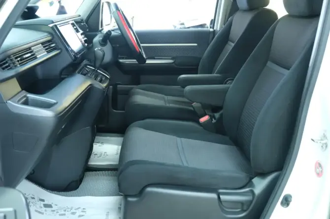 Honda Stepwgn V с пробегом 2015 года, цена 1 869 000 рублей, 102000 км, минивэн, Автокод Объявления