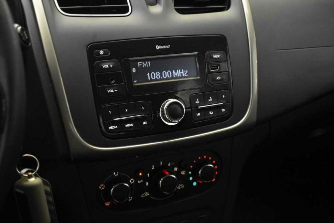 Renault Sandero II с пробегом 2017 года, цена 965 000 рублей, 73040 км, хэтчбек, Автокод Объявления