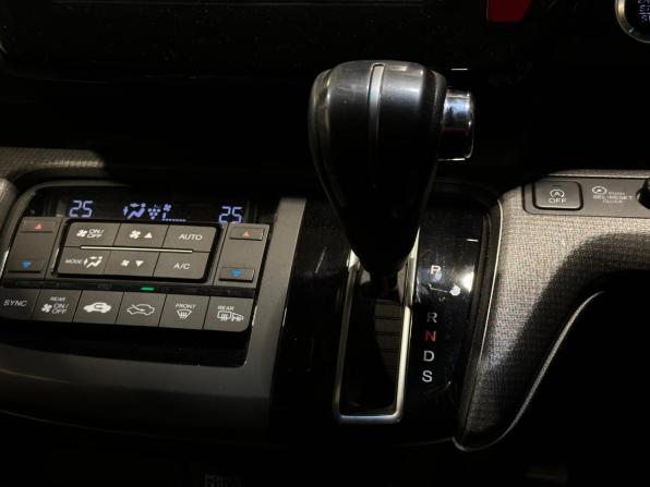 Honda Stepwgn V с пробегом 2015 года, цена 1 880 000 рублей, 100063 км, минивэн, Автокод Объявления