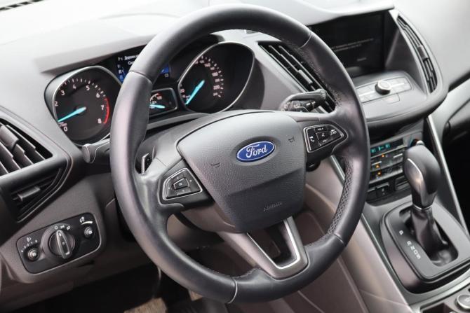 Ford Kuga II Рестайлинг с пробегом 2018 года, цена 1 599 000 рублей, 152000 км, внедорожник, Автокод Объявления