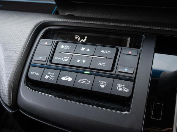 Honda Stepwgn V с пробегом 2016 года, цена 1 775 000 рублей, 151856 км, минивэн, Автокод Объявления