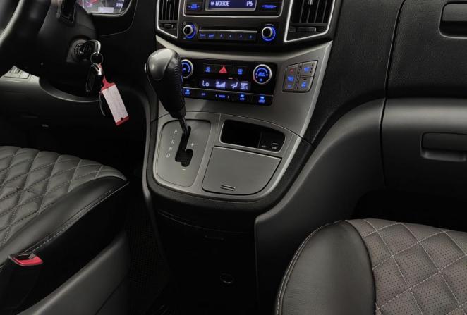 Hyundai H-1 II Рестайлинг 2 с пробегом 2018 года, цена 2 090 000 рублей, 193000 км, минивэн, Автокод Объявления