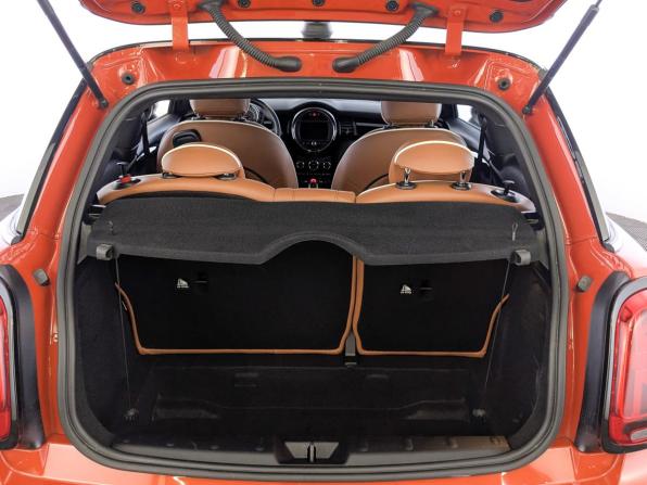 Mini Hatch III (F55/F56) Рестайлинг с пробегом 2021 года, цена 2 300 000 рублей, 57123 км, хэтчбек, Автокод Объявления