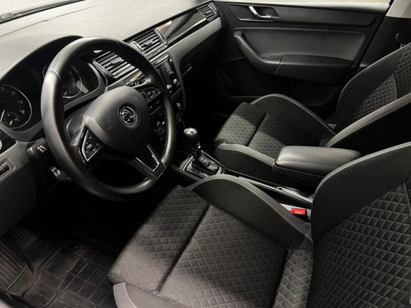 Skoda Rapid I с пробегом 2015 года, цена 925 000 рублей, 176923 км, лифтбек, Автокод Объявления