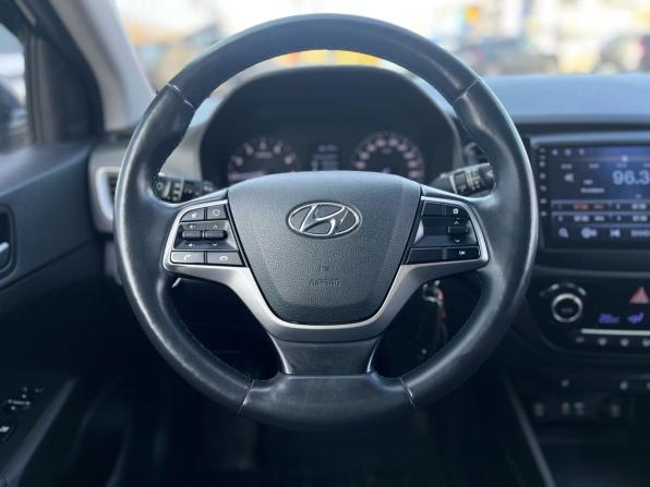 Hyundai Solaris II с пробегом 2018 года, цена 870 000 рублей, 328508 км, седан, Автокод Объявления