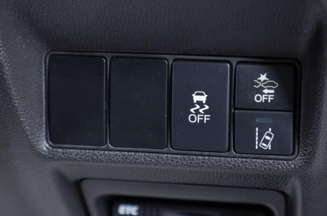 Honda Stepwgn V с пробегом 2015 года, цена 1 699 000 рублей, 165833 км, минивэн, Автокод Объявления