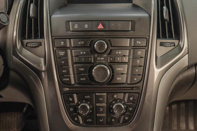 Opel Astra J Рестайлинг с пробегом 2013 года, цена 739 000 рублей, 176000 км, седан, Автокод Объявления