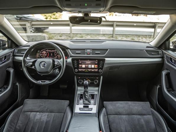 Skoda Superb III Рестайлинг с пробегом 2021 года, цена 2 698 000 рублей, 73979 км, лифтбек, Автокод Объявления