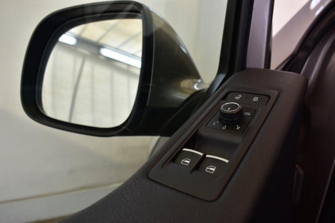 Volkswagen Multivan T6 с пробегом 2018 года, цена 3 950 000 рублей, 129885 км, минивэн, Автокод Объявления