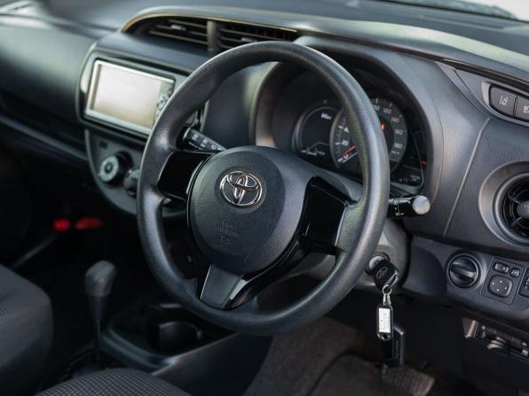 Toyota Vitz III (XP130) Рестайлинг 2 с пробегом 2017 года, цена 950 000 рублей, 76000 км, хэтчбек, Автокод Объявления