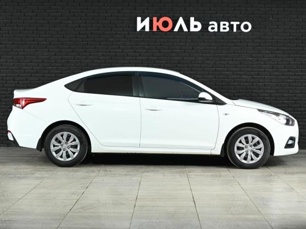 Hyundai Solaris II с пробегом 2017 года, цена 1 180 000 рублей, 140706 км, седан, Автокод Объявления