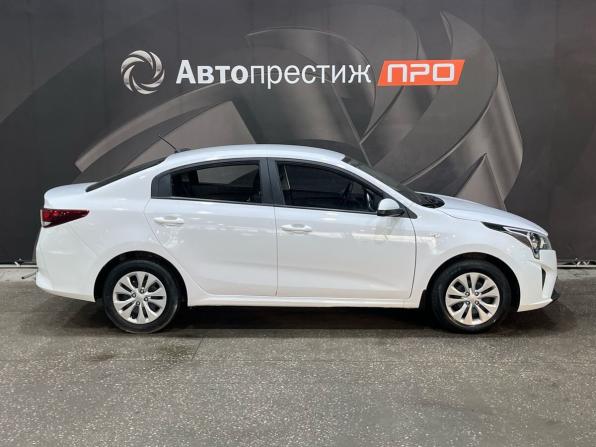 Kia Rio IV Рестайлинг с пробегом 2021 года, цена 1 240 000 рублей, 112796 км, седан, Автокод Объявления