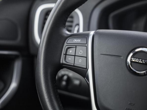 Volvo V40 Cross Country I Рестайлинг с пробегом 2019 года, цена 1 899 000 рублей, 76671 км, хэтчбек, Автокод Объявления
