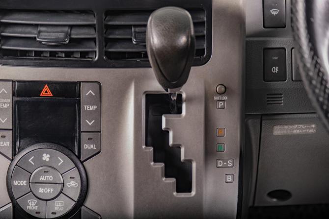 Toyota Voxy II (R70) с пробегом 2008 года, цена 1 259 000 рублей, 289000 км, минивэн, Автокод Объявления