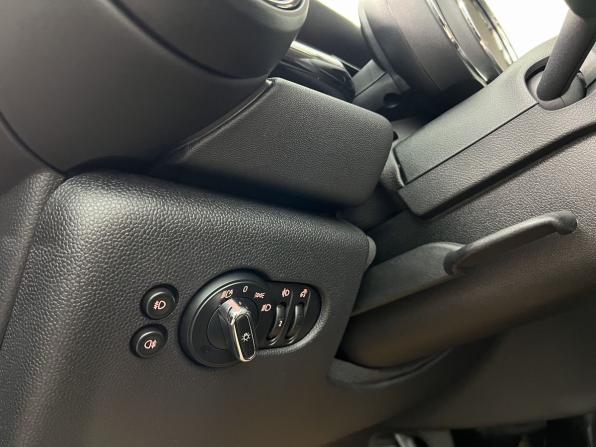 Mini Hatch III (F55/F56) Рестайлинг с пробегом 2018 года, цена 1 950 000 рублей, 40700 км, хэтчбек, Автокод Объявления