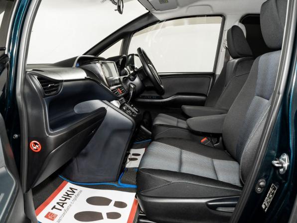 Toyota Voxy III (R80) с пробегом 2014 года, цена 1 750 000 рублей, 246939 км, минивэн, Автокод Объявления