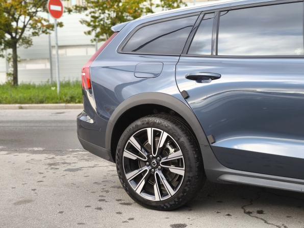 Volvo V60 Cross Country II с пробегом 2023 года, цена 6 250 000 рублей, 39628 км, универсал, Автокод Объявления