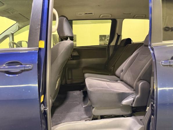 Toyota Voxy II (R70) с пробегом 2009 года, цена 888 000 рублей, 292029 км, минивэн, Автокод Объявления