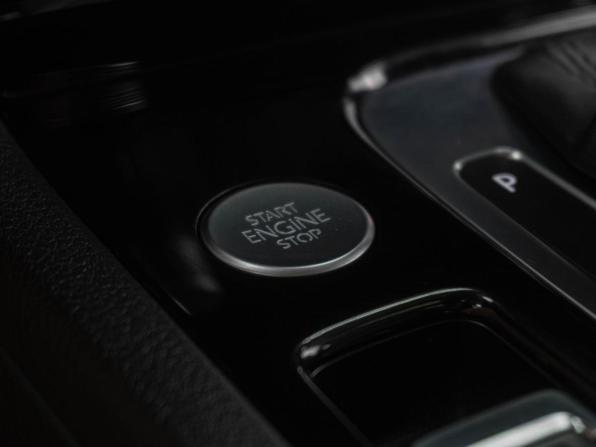 Volkswagen Touareg II Рестайлинг с пробегом 2018 года, цена 3 499 000 рублей, 215427 км, внедорожник, Автокод Объявления