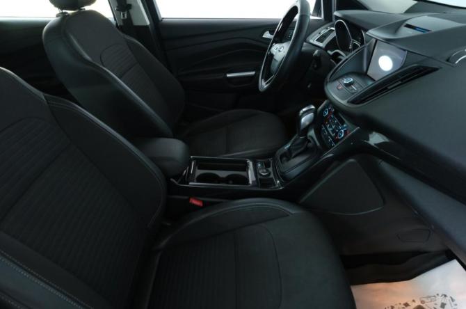 Ford Kuga II Рестайлинг с пробегом 2018 года, цена 1 549 000 рублей, 233000 км, внедорожник, Автокод Объявления