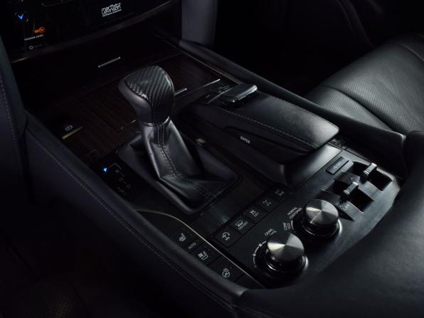 Lexus LX III Рестайлинг 2 с пробегом 2018 года, цена 8 329 995 рублей, 306659 км, внедорожник, Автокод Объявления