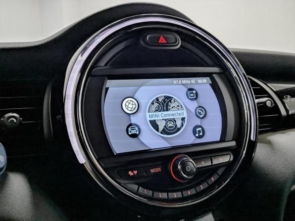 Mini Hatch III (F55/F56) Рестайлинг с пробегом 2021 года, цена 2 640 000 рублей, 11637 км, хэтчбек, Автокод Объявления