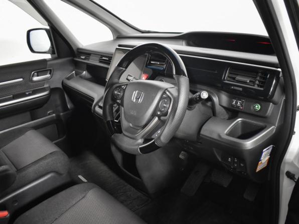 Honda Stepwgn V Рестайлинг с пробегом 2018 года, цена 3 050 000 рублей, 86000 км, минивэн, Автокод Объявления