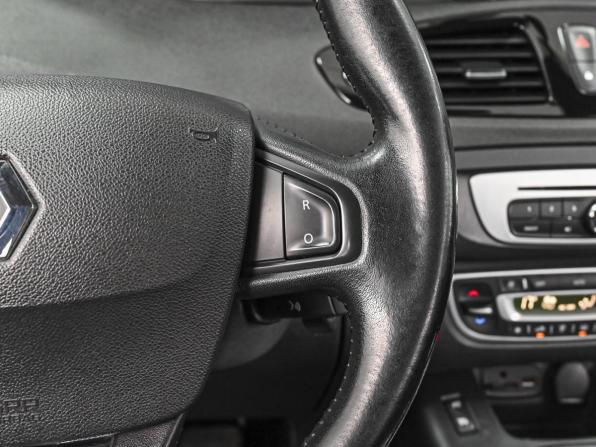 Renault Scenic III Рестайлинг 2 с пробегом 2015 года, цена 1 365 000 рублей, 179632 км, компактвэн, Автокод Объявления