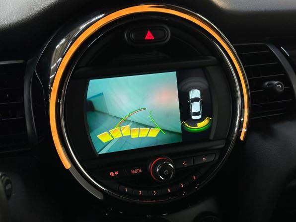 Mini Hatch III (F55/F56) Рестайлинг с пробегом 2020 года, цена 2 120 000 рублей, 85157 км, хэтчбек, Автокод Объявления