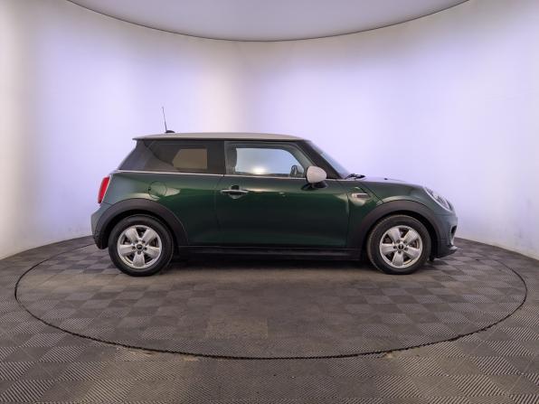 Mini Hatch III (F55/F56) Рестайлинг с пробегом 2018 года, цена 1 785 000 рублей, 81512 км, хэтчбек, Автокод Объявления