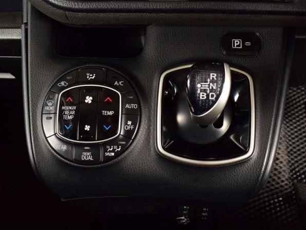 Toyota Voxy III (R80) с пробегом 2014 года, цена 1 649 999 рублей, 184047 км, минивэн, Автокод Объявления