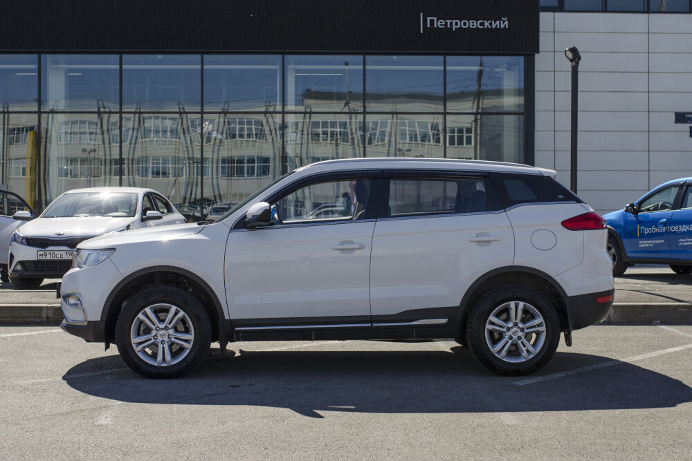 Джили атлас 1.5 автомат. Geely. Джили атлас деревня. Geely Atlas с 2018 по 2021 года фото на белом фоне.