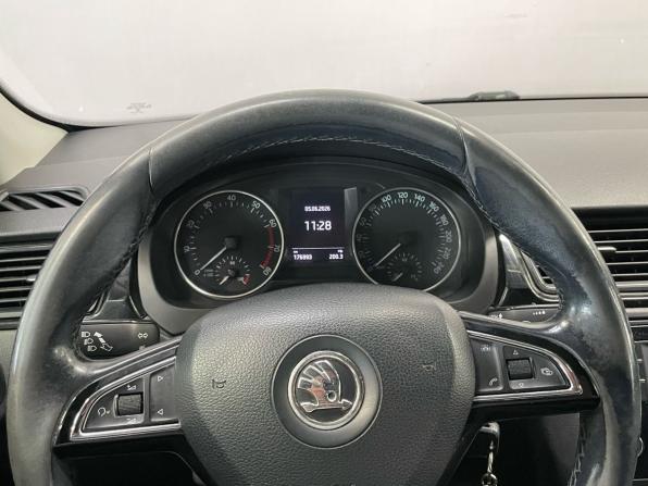 Skoda Rapid I с пробегом 2015 года, цена 890 000 рублей, 176991 км, лифтбек, Автокод Объявления
