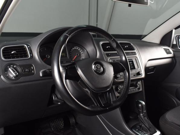Volkswagen Polo V Рестайлинг с пробегом 2017 года, цена 1 364 995 рублей, 56252 км, седан, Автокод Объявления