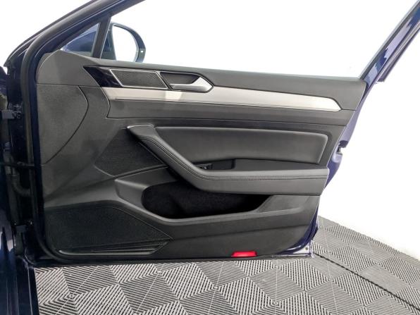 Volkswagen Passat B8 с пробегом 2019 года, цена 2 400 000 рублей, 128087 км, седан, Автокод Объявления