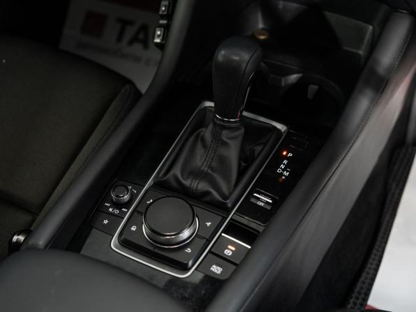 Mazda 3 IV (BP) с пробегом 2021 года, цена 1 630 000 рублей, 83126 км, хэтчбек, Автокод Объявления