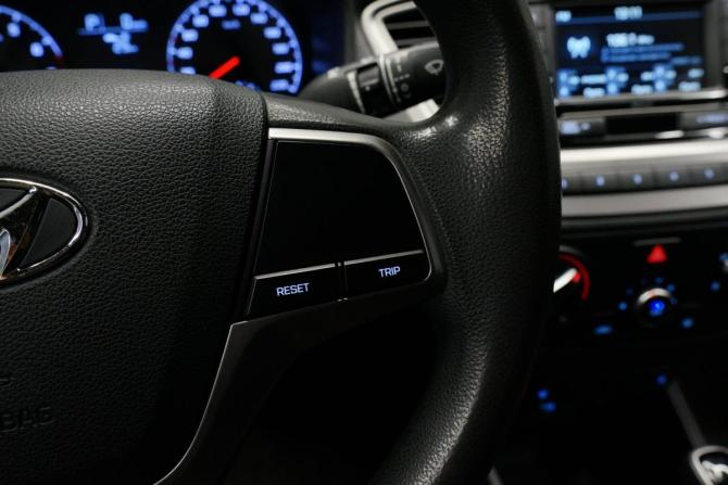 Hyundai Solaris II Рестайлинг с пробегом 2021 года, цена 1 365 000 рублей, 180000 км, седан, Автокод Объявления